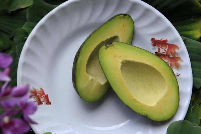 Buah alpukat, salah satu makanan penurun kolesterol alami. (Istimewa)