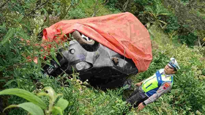 Petugas kepolisian saat olah TKP kecelakaan Ayla di Jalan Wonosobo-Dieng.
