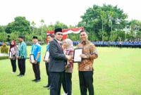 Bupati Magelang Grengseng Pamuji memberi penghargaan kepada pemuda berprestasi usai pelaksanaan upacara Hari Sumpah Pemuda ke-97 di halaman Setda Kabupaten Magelang.