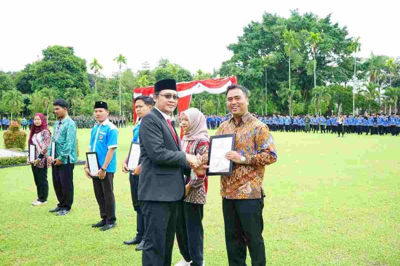 Bupati Magelang Grengseng Pamuji memberi penghargaan kepada pemuda berprestasi usai pelaksanaan upacara Hari Sumpah Pemuda ke-97 di halaman Setda Kabupaten Magelang.