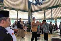 Asisten Administrasi Umum Setda Wonosobo, dr. Mohammad Riyanto melepas kontingen Wonosobo untuk Lomba MAPSI Jawa Tengah. (Ist/diengpost.com) 