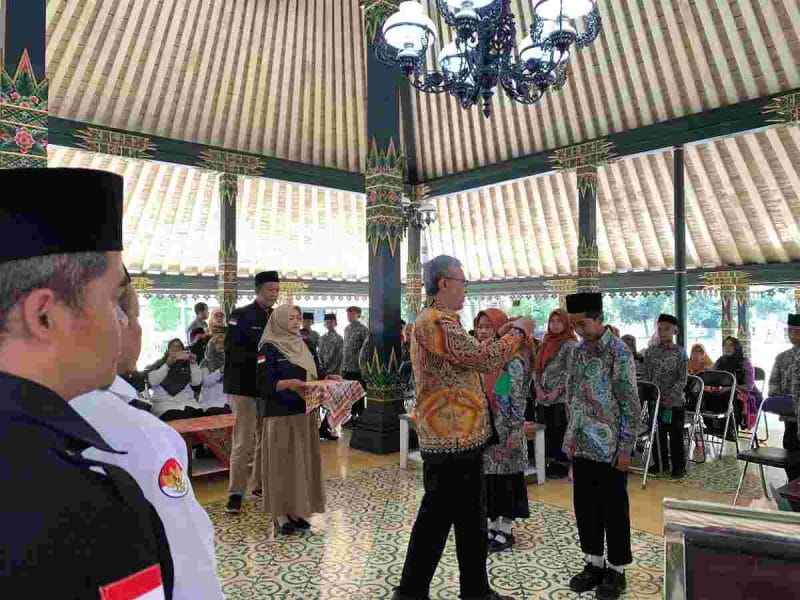 Asisten Administrasi Umum Setda Wonosobo, dr. Mohammad Riyanto melepas kontingen Wonosobo untuk Lomba MAPSI Jawa Tengah. (Ist/diengpost.com) 