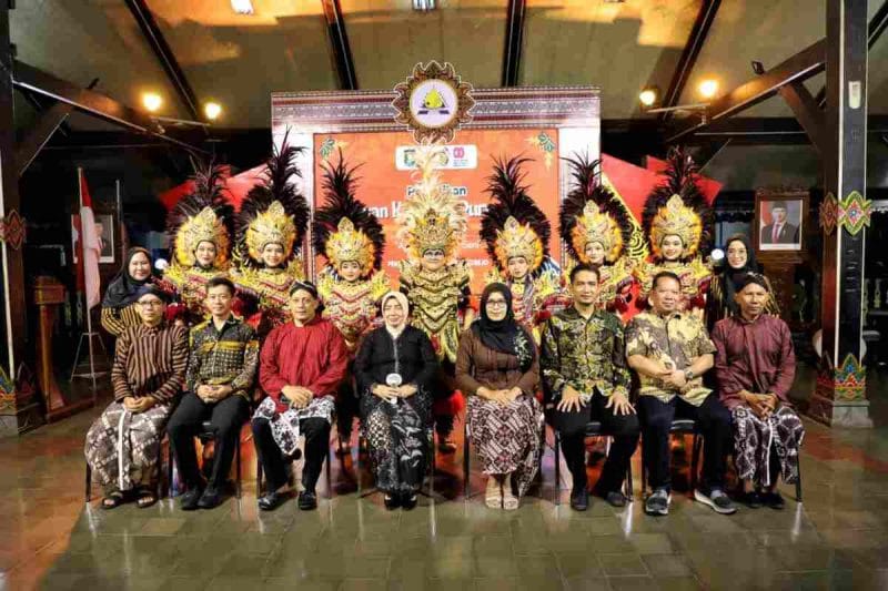 Bupati Purworejo, Yuli Hastuti berfoto bersama usai pelantikan Dewan Kesenian Daerah Purworejo.
