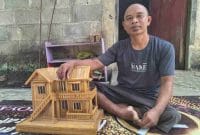 Difabel pengrajin miniatur rumah dari bambu di Purworejo, Muhammad Yashtari. (A.L. Khakim/diengpost.com)