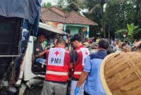 Petugas gabungan saat mengevakuasi sopir truk yang terjepit di kabin setelah terlibat kecelakaan di Purworejo.