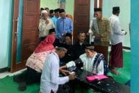 Warga Desa Talunombo mendapatkan pemeriksaan kesehatan gratis usai sholat jumat dalam program Grebek Jumat.
