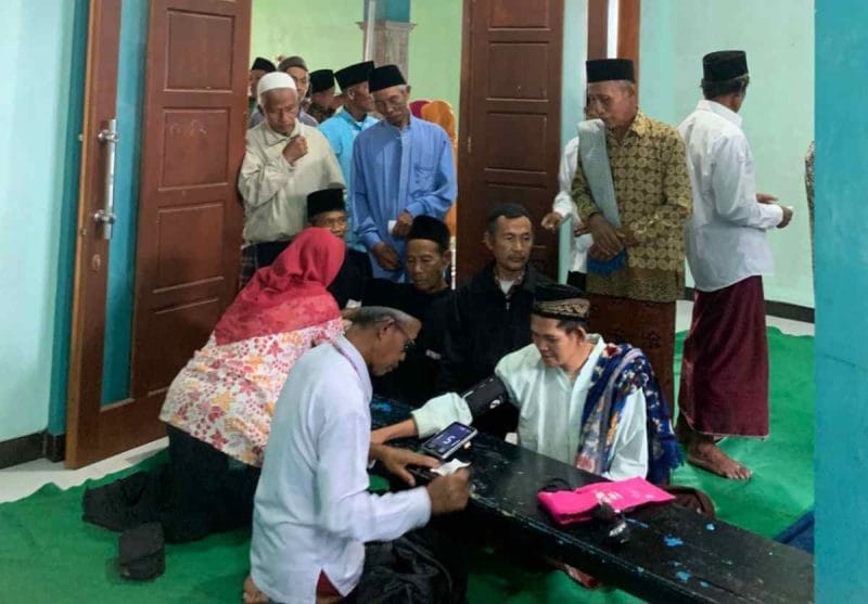 Warga Desa Talunombo mendapatkan pemeriksaan kesehatan gratis usai sholat jumat dalam program Grebek Jumat.