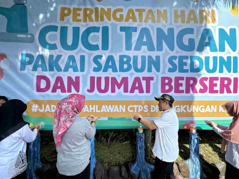 Bupati Wonosobo, Afif Nurhidayat melakukan gerakan Cuci tangan di SMA Muhammadiyah Wonosobo.