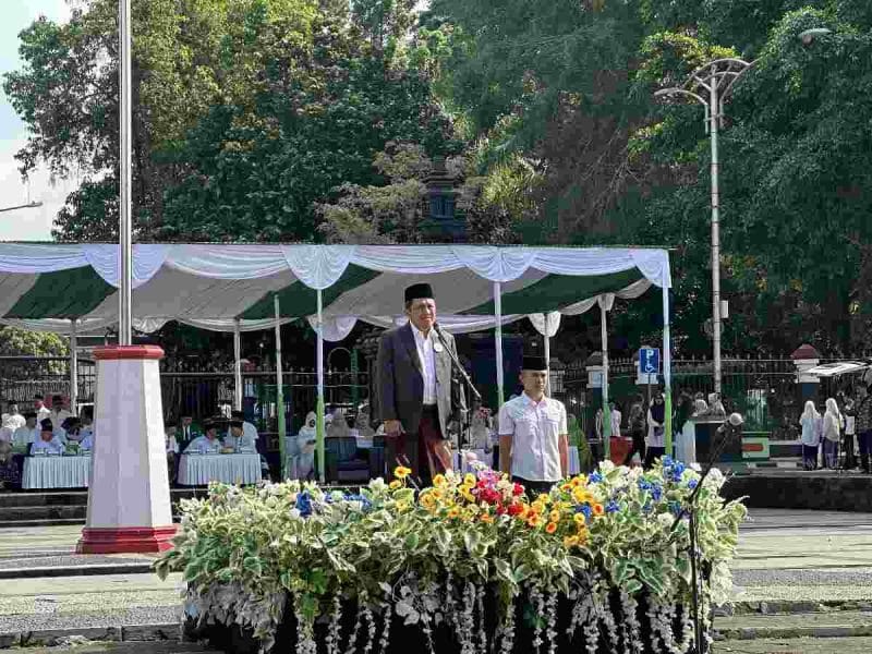 Bupati Wonosobo, Afif Nurhidayat memimpin upacara peringatan HSN 2025 di alun-alun Wonosobo.