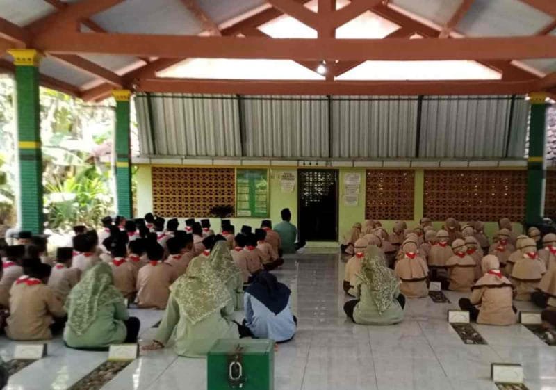 Warga NU Pituruh, Purworejo menggelar ziarah dalam rangka Hari Santri Nasional 2026. (Adi/diengpost.com)