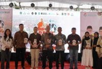 Penyerahan hadiah para pemenang stand terbaik dalam ajang Magelang Batik Festival 2025.