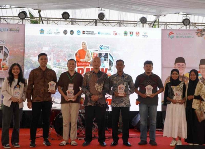 Penyerahan hadiah para pemenang stand terbaik dalam ajang Magelang Batik Festival 2025.