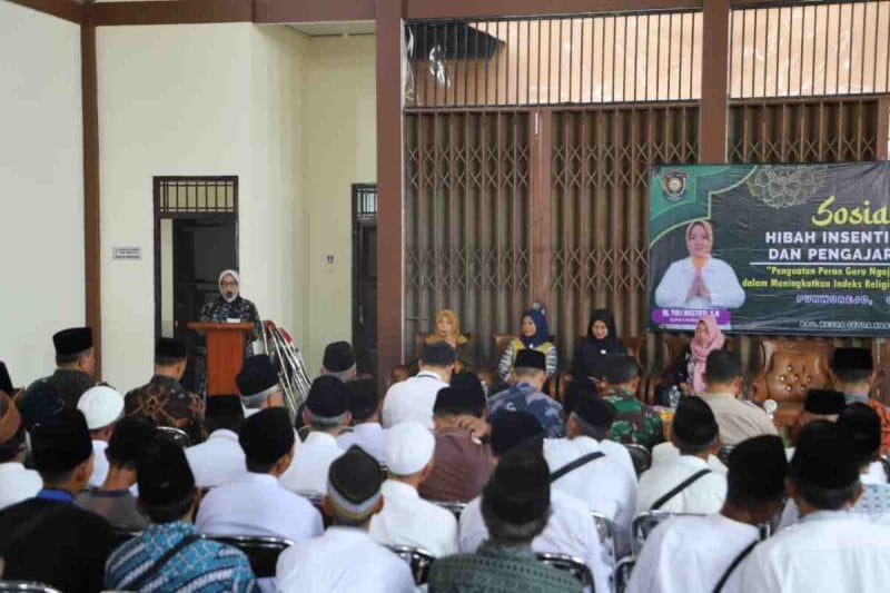 Bupati Purworejo, Yuli Hastuti memberikan sambutan sebelum penyerahan insentif kepada guru ngaji dan guru keagamaan tahun 2025.