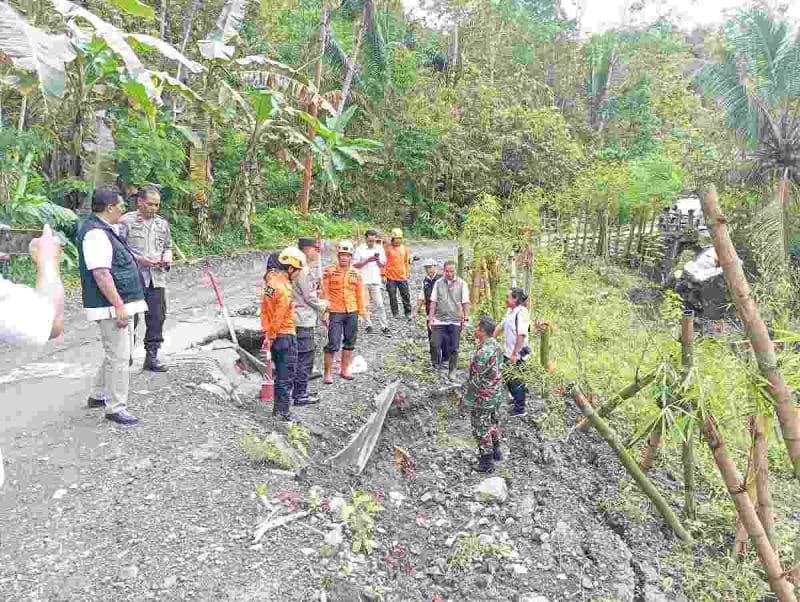 Petugas BPBD bersama tim gabungan melakukan asessment jalan amblas akibat tanah bergerak di Lamuk Kaliwiro.