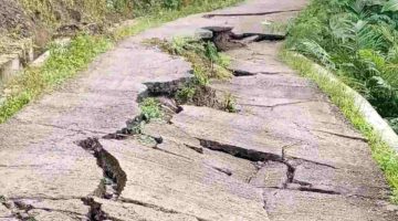 Ruas jalan utama menuju Dusun Prumasan, Desa Kalibening, Kecamatan Sukoharjo ambles usai diguyur hujan deras.