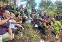 Bupati Wonosobo, Afif Nurhidayat bersama komunitas JATUBU menanam bibit kopi di lereng Gunung Sumbing, Desa Lamuk, Kecamatan Kalikajar, Kabupaten Wonosobo. (A. Nandar/diengpost.com)