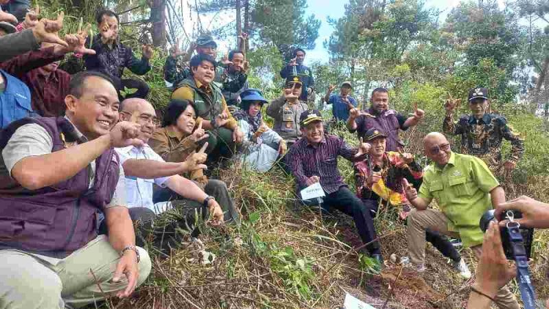 Bupati Wonosobo, Afif Nurhidayat bersama komunitas JATUBU menanam bibit kopi di lereng Gunung Sumbing, Desa Lamuk, Kecamatan Kalikajar, Kabupaten Wonosobo. (A. Nandar/diengpost.com)