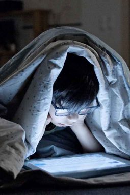 Kecanduan Teknologi Tak Pandang Usia : Ancaman Nyata Bagi Anak Muda hingga Orang Dewasa