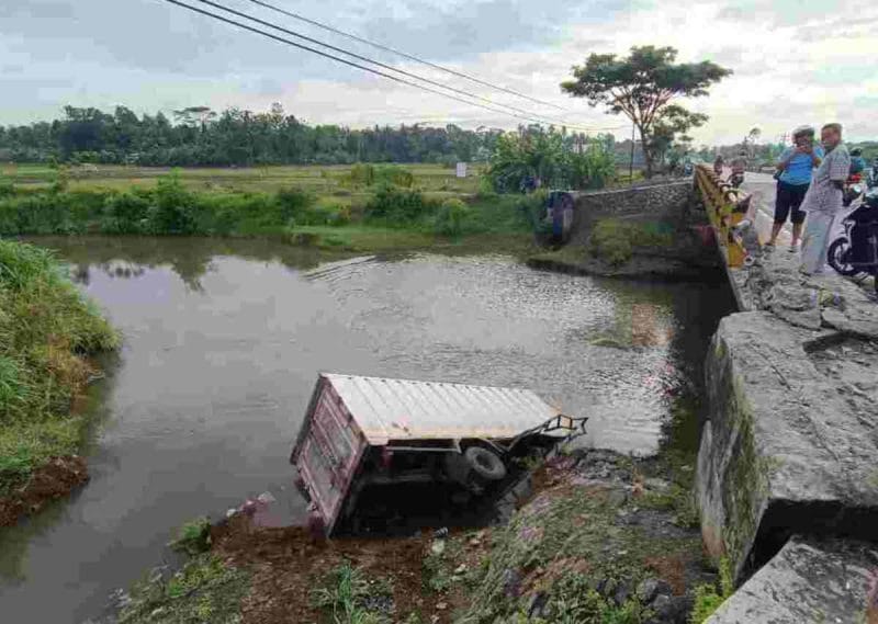 Kondisi mobil box yang mengalami kecelakaan di Jalan Purworejo-Kebumen tepatnya di Jembatan Gebang, Kecamatan Butuh. (A.L. Khakim/diengpost.com)