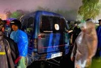 Warga membantu mengevakuasi mobil suzuki carry yang masuk perkebunan di Kertek, Wonosobo.