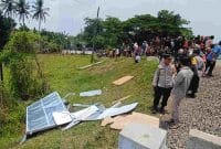 Pihak Kepolisian melakukan olah TKP Kereta tabrak mobil MBG di Purworejo. (A.L. Khakim/diengpost.com)