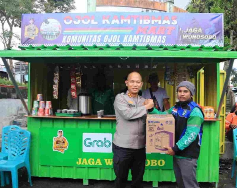 Kapolres Wonosobo, AKBP M Kasim Akbar Bantilan meresmikan Ojol Mart dan bengkel Ojol Auto di komplek Terminal Mendolo Wonosobo.