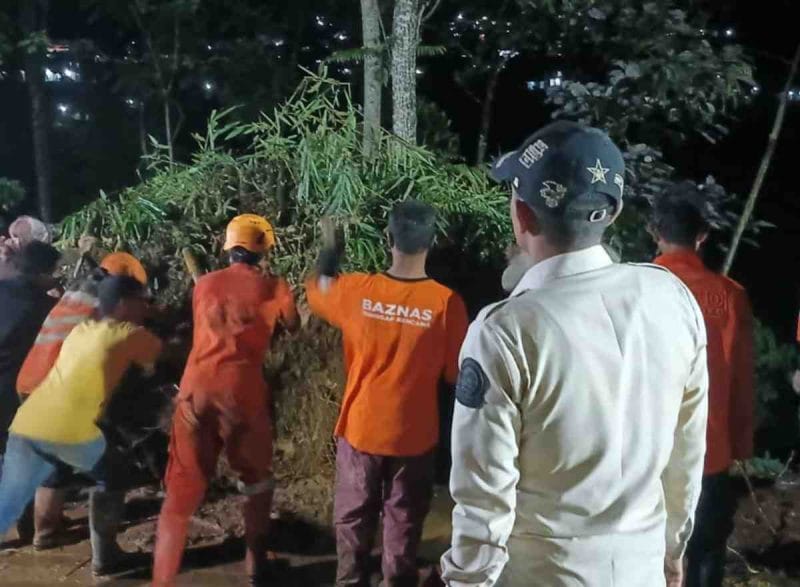 Petugas gabungan bersama warga membuka akses jalan Derongisor yang tertutup longsor.