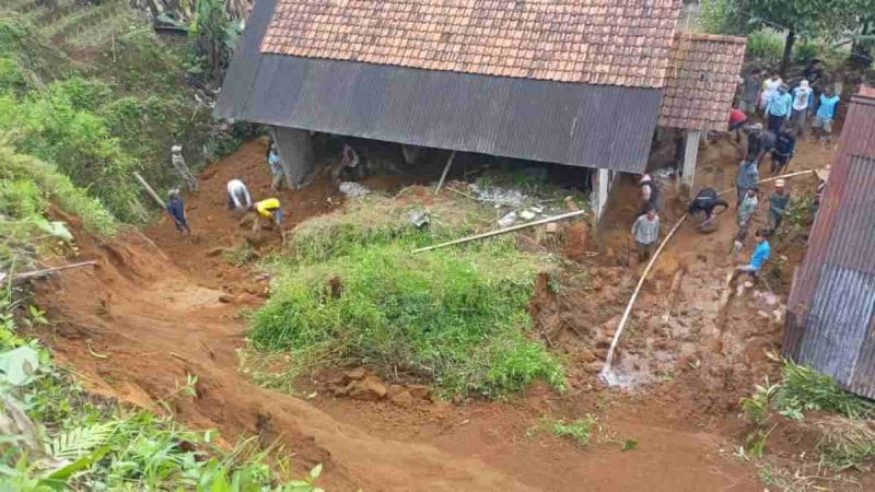 Kondisi tanah longsor di Mojotengah yang merusak rumah warga Derongisor.