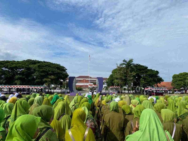 Ribuan warga memadati alun-alun Wonosobo untuk menggelar Hari Santri Nasional 2026.