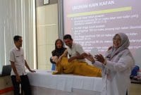 Petugas RSUD RAA Cokronegoro melatih pemulasaraan jenazah bagi takmir Masjid di Purworejo. (A.L Khakim/diengpost.com)