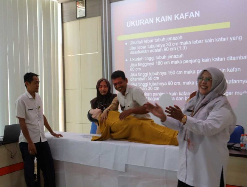 Petugas RSUD RAA Cokronegoro melatih pemulasaraan jenazah bagi takmir Masjid di Purworejo. (A.L Khakim/diengpost.com)