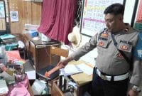 Pihak Kepolisian melakukan olah TKP pencurian di SDN Bumitirto, Selomerto, Wonosobo.