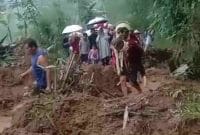 Potongan video viral pengantin pria gendong pasangannya melewati jalan longsor di Watumalang.