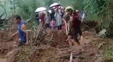Potongan video viral pengantin pria gendong pasangannya melewati jalan longsor di Watumalang.