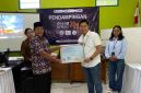 Kades Tersidilor menerima penghargaan Desa Brilian atas inovasi beras sehat.