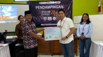 Kades Tersidilor menerima penghargaan Desa Brilian atas inovasi beras sehat.