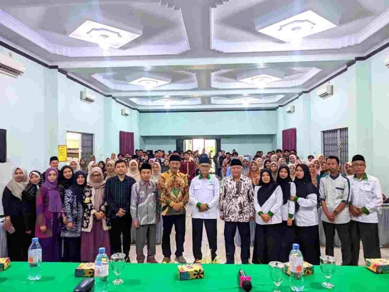 Foto bersama usai pelatihan Penulisan Karya Tulis Ilmiah Berbantuan Kecerdasan Artifisial di Wisma PKPRI Kabupaten Purworejo.