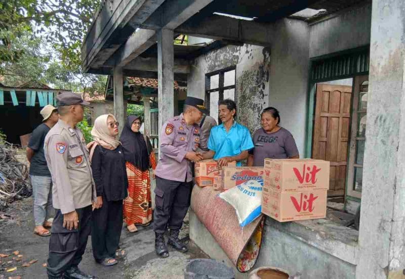 Polres Kebumen menyalurkan bantuan kepada korban  kebakaran di Buayan.