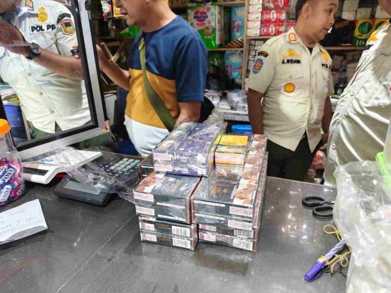 Tim gabungan melakukan razia rokok ilegal di wilayah Kabupaten Wonosobo. (A. Nandar/diengpost.com)
