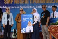 Bupati Purworejo Yuli Hastuti secara simbolis meluncurkan Smart Card Sekolah SMP N 1 Purworejo.