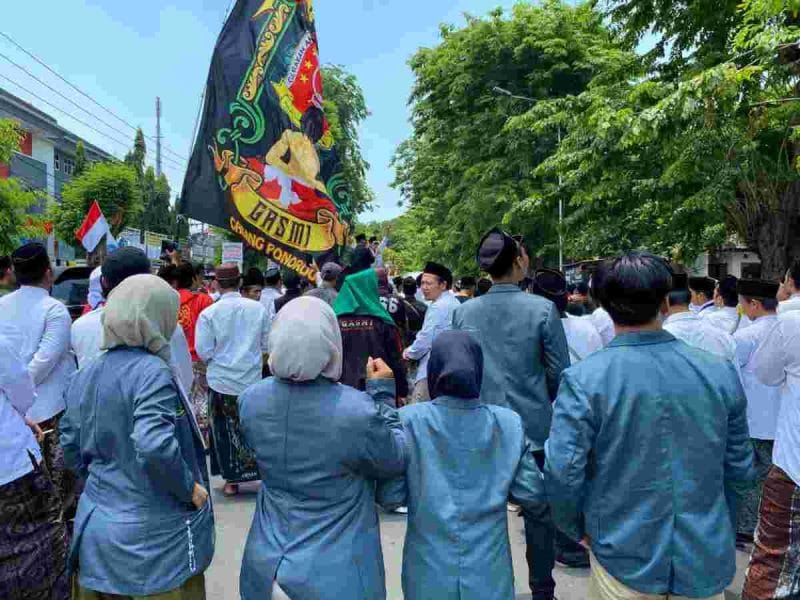 Ratusan santri dan pelajar NU melakukan unjuk rasa di depan Kantor KPID Jawa Tengah. (A. Nandar/dengpost.com)