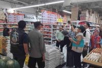 Tim Satgas Pengendalian Harga Beras memantau kondisi perdagangan dan pasokan beras di sejumlah pasar tradisional serta pusat perbelanjaan modern di Kabupaten Wonosobo.