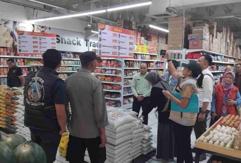 Tim Satgas Pengendalian Harga Beras memantau kondisi perdagangan dan pasokan beras di sejumlah pasar tradisional serta pusat perbelanjaan modern di Kabupaten Wonosobo.