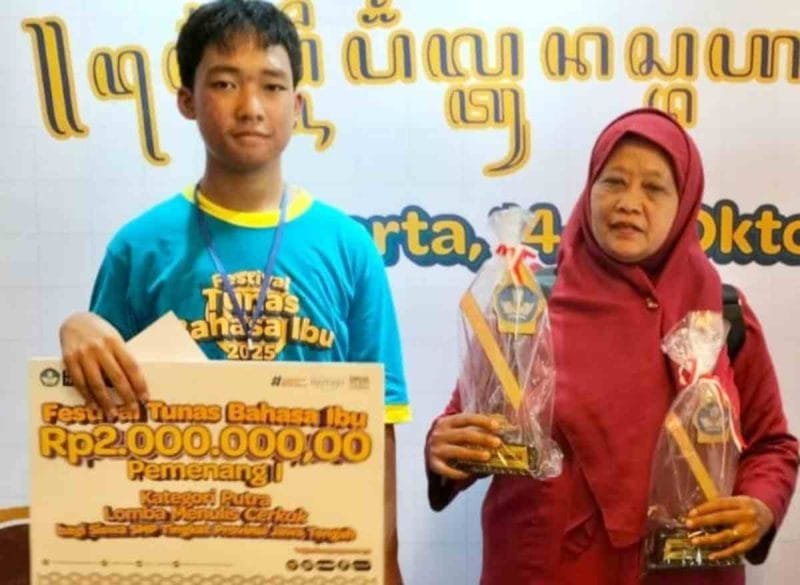Rangga Prisma Dewana, siswa SMP Negeri 1 Wonosobo, berhasil meraih Juara 1 kategori Menulis Cerpen Bahasa Jawa.