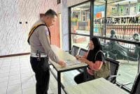 Petugas Satlantas Polres Wonosobo melakukan sosialisasi langsung pengurusan SIM kepada masyarakat.