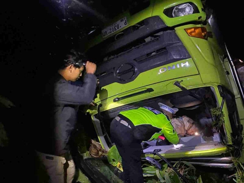 Petugas kepolisian mengevakuasi Truk terperosok di Selomerto, Wonosobo.