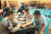 Sejumlah wartawan dan anggota Polres Wonosobo mengikuti pemeriksaan kesehatan sebelum donor darah HUT Humas Polri.