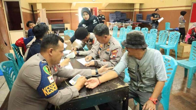 Sejumlah wartawan dan anggota Polres Wonosobo mengikuti pemeriksaan kesehatan sebelum donor darah HUT Humas Polri.