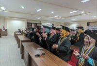 Puluhan lansia mengikuti prosesi wisuda Sekolah Lansia 2025.