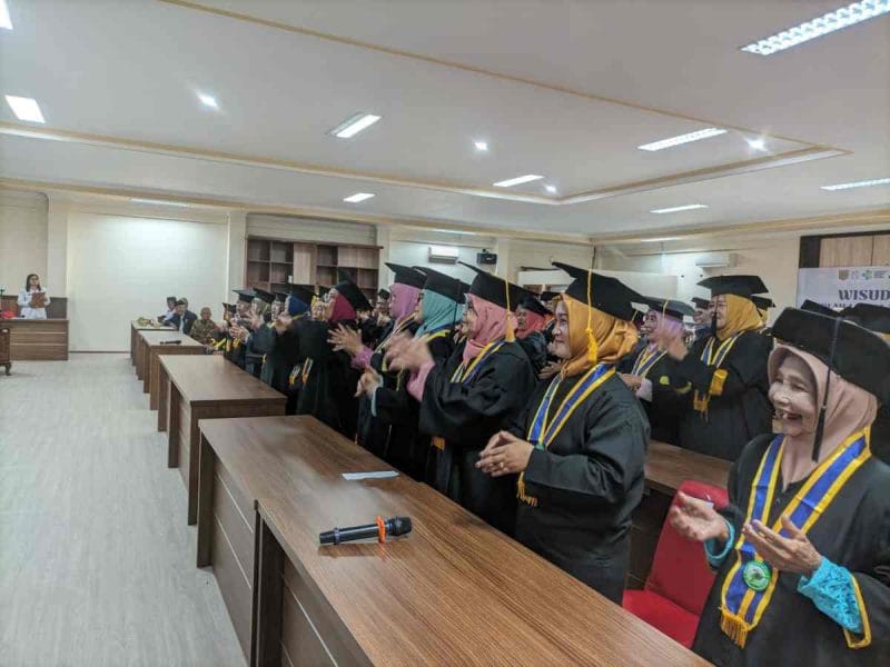 Puluhan lansia mengikuti prosesi wisuda Sekolah Lansia 2025.